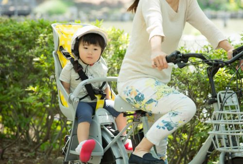 自転車の後ろに乗る子ども