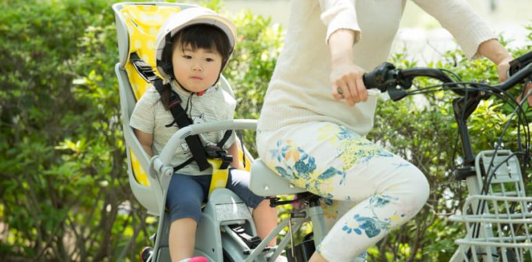 自転車の後ろに乗る子ども