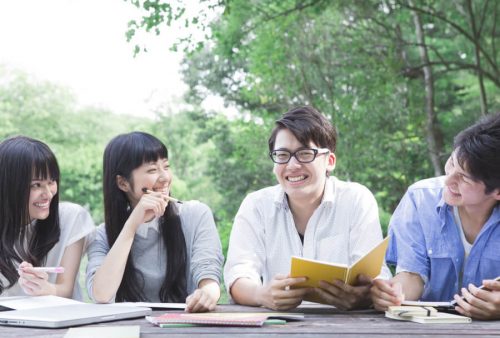 楽しそうに会話をする大学生